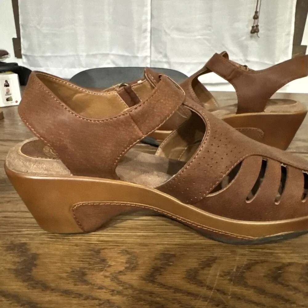 WHITE MOUNTAIN Women's Vie Heeled Cut-Out Clog 8w